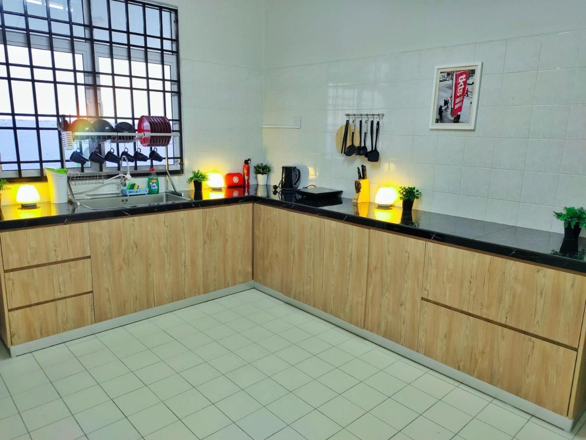Semi-Detached, Up To 21 Pax, 4 Bedrooms, 3 Bathrooms, 4 Car Parks By Star Home Bayan Lepas Exteriér fotografie